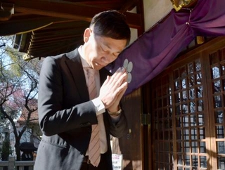 　東京都内の神社を参拝する日本バスケットボール協会の島田慎二会長＝５日