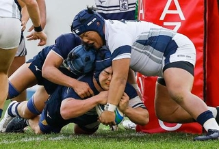 　大阪桐蔭-桐蔭学園　試合終了間際、逆転のトライを決める桐蔭学園・喜（下）＝花園