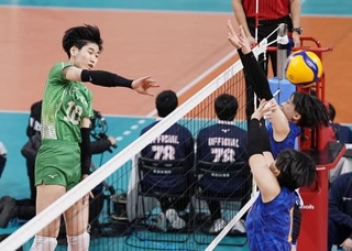 　八王子実践-西彼杵　第１セット、スパイクを決める八王子実践・大雲（左）＝東京体育館