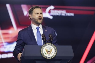 　昨年１２月、米アリゾナ州フェニックスで、演説するバンス副大統領（ゲッティ＝共同）