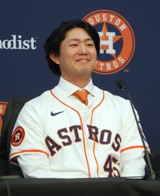 　米大リーグ、アストロズの入団記者会見で笑顔を見せる今井達也投手＝５日、ヒューストン（共同）