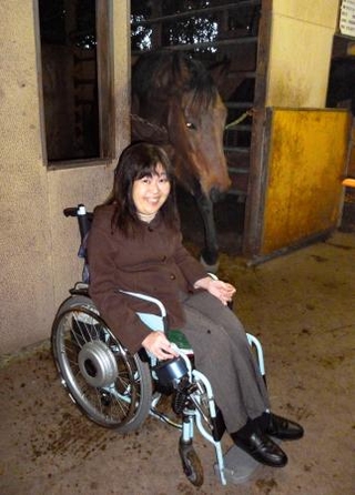 　ハルウララと写真に納まる田中恵子さん＝２０１４年１１月、千葉県御宿町（本人提供）