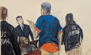 　５日、米ニューヨークの連邦地裁に出廷し、傍聴人に反応するベネズエラのマドゥロ大統領（手前中央）のイラスト（ＡＰ＝共同）