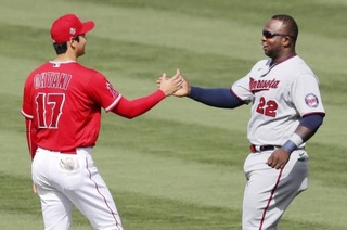 　試合前に、大谷翔平（左）とあいさつするツインズのミゲル・サノー＝２０２１年５月、アナハイム（共同）