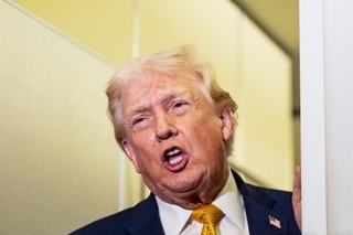 　トランプ米大統領＝４日、米大統領専用機内（ＡＰ＝共同）