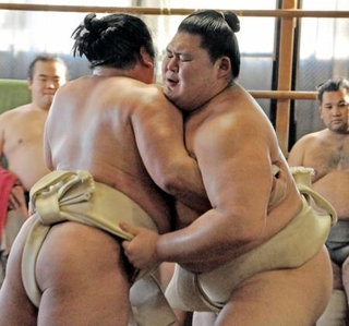 　境川部屋へ出稽古し、幕内平戸海（左）と相撲を取る横綱大の里＝東京都足立区