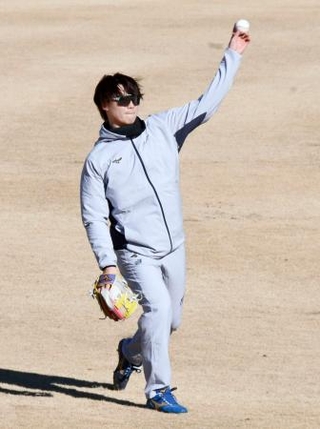 　練習を公開した日本ハム・山崎＝千葉県鎌ケ谷市
