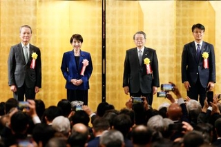 　経済３団体の新年祝賀会で記念撮影に応じる（左から）経団連の筒井義信会長、高市首相、日本商工会議所の小林健会頭、経済同友会の山口明夫代表幹事＝６日午後、東京都千代田区