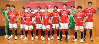 　Ｊ１浦和の新体制発表会見でユニホーム姿を披露する宮本（左から４人目）ら＝６日、埼玉スタジアム
