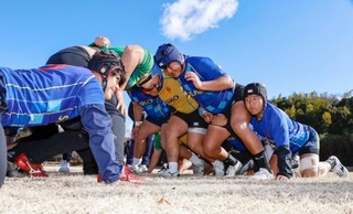 　決勝に向け調整する京都成章の選手たち＝奈良市