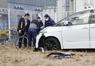 　少年が車にはねられた現場＝６日午後２時３３分、大阪府東大阪市