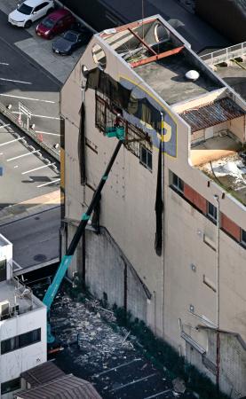 　地震の影響で外壁が崩れた建物＝６日午後２時３４分、松江市（共同通信社ヘリから）