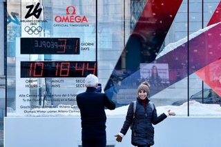 　ミラノ・コルティナ冬季五輪開幕までの日数を表示するカウントダウン時計＝６日、ミラノ（共同）