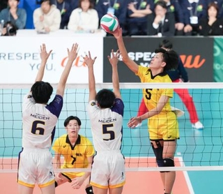 　愛工大名電-鎮西　第２セット、スパイクを放つ鎮西・岩下（右端）＝東京体育館