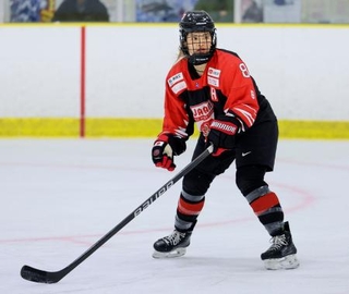 　プレーするアイスホッケー女子日本代表の細山田茜＝北海道苫小牧市（日本アイスホッケー連盟提供）