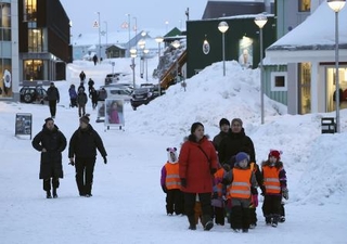 　グリーンランドの中心都市ヌークを歩く住民ら＝２０２５年１月（共同）