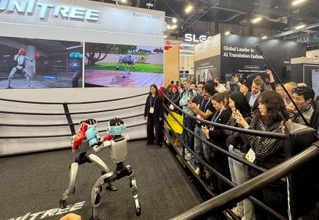 　「ＣＥＳ」で中国メーカーが披露した人型ロボット同士のキックボクシング＝６日、米ラスベガス（共同）