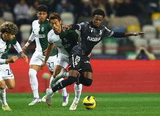 　ギマランイス戦に途中出場したスポルティングの守田英正（右から２人目）＝６日（ロイター＝共同）