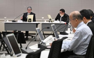　中部電力が浜岡原発３、４号機の再稼働審査で「基準地震動」を意図的に過小評価した疑いがある問題を巡り、対応を議論する原子力規制委の会合。左端は山中伸介委員長＝７日午前、東京都港区