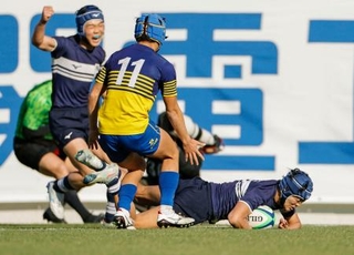 　京都成章-桐蔭学園　前半、トライを決める桐蔭学園・曽我＝花園