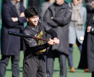 　阪神の新人合同自主トレで、笑顔で調整する立石＝ＳＧＬ尼崎