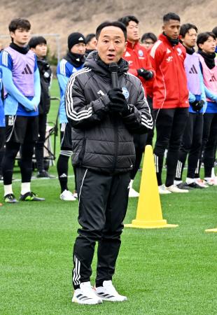 　今季初練習の見学に訪れたサポーターへあいさつするＪ１町田の黒田監督＝７日、東京都町田市
