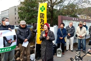 　第５次再審請求の申し立てのため、鹿児島地裁前に集まった「大崎事件」の弁護団と支援者＝８日午前