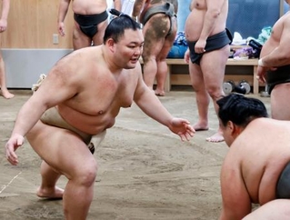 　ぶつかり稽古で胸を出す朝乃山＝８日、東京都墨田区の高砂部屋