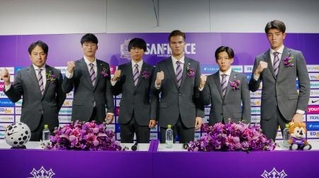 　Ｊ１広島の新加入選手の記者会見でポーズをとる鈴木（左から２人目）ら＝８日、Ｅピース