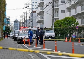 　現場のマンション周辺に集まる警察官ら＝８日午後２時５３分、東京都大田区