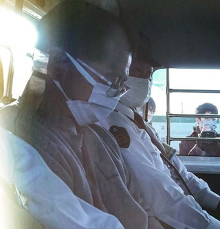 　送検される富田健一容疑者（手前）＝２日、群馬県警高崎北署