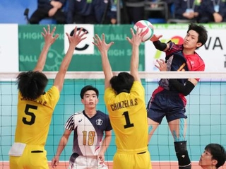 　東山-鎮西　第１セット、スパイクを放つ東山・岩田（右）＝東京体育館