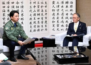 　沖縄県の玉城デニー知事（右）と会談する小泉防衛相＝８日午後、沖縄県庁