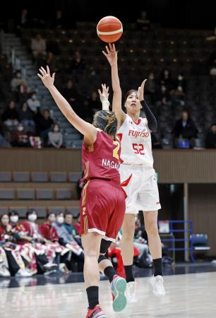 　富士通-トヨタ紡織　第１クオーター、シュートを放つ富士通・宮沢＝代々木第二体育館