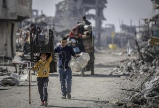 　ガザ地区を歩くパレスチナ人の家族＝２１日（ゲッティ＝共同）