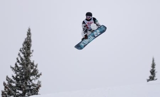 　スノーボードＷ杯、スロープスタイル第１戦の予選での木村葵来＝８日、米コロラド州スノーマス（ゲッティ＝共同）