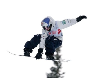 　スノーボードＷ杯スロープスタイル第１戦の決勝に進んだ女子の深田茉莉＝スノーマス（ゲッティ＝共同）