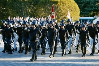 　警視庁の「年頭部隊出動訓練」で行進する機動隊＝９日午前、東京都新宿区