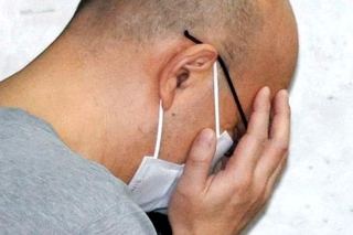 　送検のため警視庁綾瀬署を出る粟津彰容疑者＝９日午前７時３８分