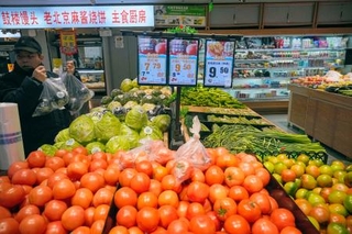 　北京市内のスーパーに並ぶ野菜＝２０２５年１２月（共同）
