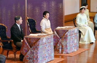 　「講書始の儀」で講義を受けられる天皇、皇后両陛下と愛子さま＝９日午前、宮殿・松の間（代表撮影）