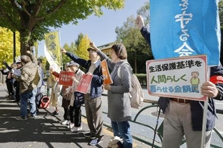 　昨年１１月、厚労省前で生活保護費の全額補償を訴える人たち＝東京・霞が関
