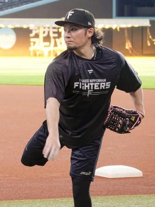 　キャッチボールする日本ハム・伊藤＝エスコンフィールド
