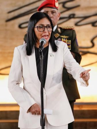 　８日、ベネズエラ・カラカスで演説するロドリゲス暫定大統領（ロイター＝共同）