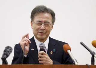 　福井県議会本会議で辞職が同意され、記者会見する杉本達治知事＝２０２５年１２月、福井県庁