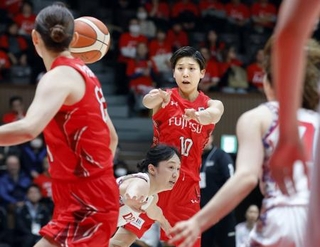 　デンソー-富士通　第１クオーター、パスを出す富士通・町田（奥）＝代々木第二体育館