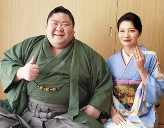 　埼玉県草加市の追手風部屋で写真に納まる剣翔（左）と祐華さん＝９日