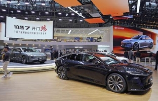 　広州国際モーターショーのトヨタ自動車のブース＝昨年１１月、中国広東省広州市