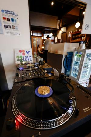 　千枚以上のレコードを販売するほか、カフェではレコードを聴きながら食事を楽しむことができる「Ｆｅｅｌ　Ｒｅｃｏｒｄｓ　京都はなれ店」のターンテーブル。文化庁は商業施設で流れるＢＧＭの使用料を歌手やレコード会社も請求できるよう制度を改正する方針を固めた＝９日午後、京都市下京区