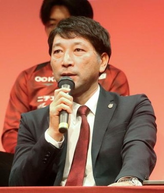 　記者会見で意気込みを語るＪ１岡山の木山監督＝９日、岡山市